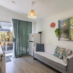 https://zen-escape-guest-house-two-bedroom-backyard-studio.queenslandhotels.net